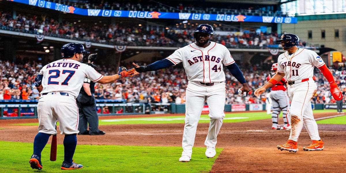 Ofensiva de Houston castiga Angels y nivelan serie